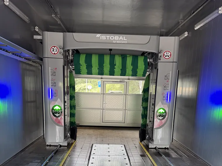 Portál ISTOBAL M’WASH3 s&nbsp;horizontálním kartáčem, bočními kartáči a&nbsp;LED semafory STOP