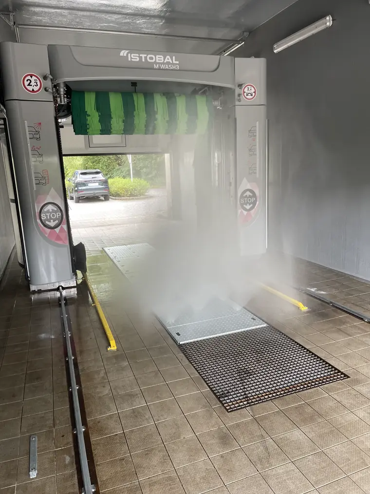 ISTOBAL M’WASH3 v&nbsp;chodu, nástřik vody nad podlahovou mříží mycí haly