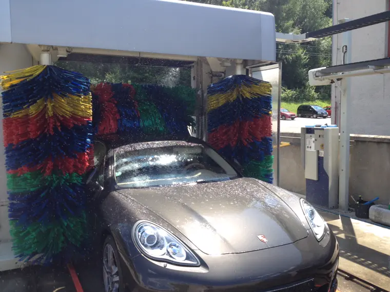 Mytí osobního vozu na mycí lince ECOCLEAN+ ve Zlíně