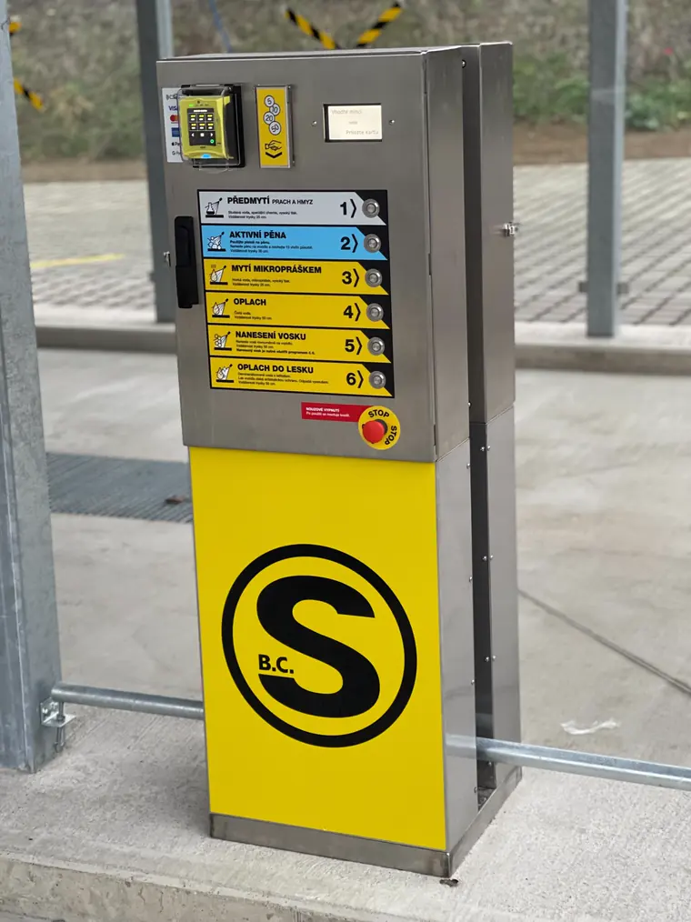 Ovládací panel samoobslužného boxu na nerezovém stojanu se 6 programy, mincovníkem, platebním terminálem a tlačítkem STOP