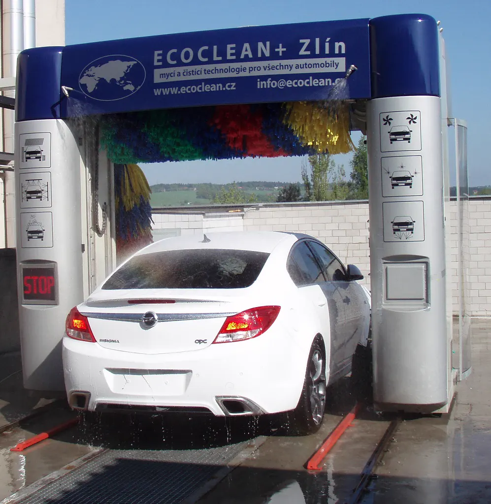Venkovní portálová mycí linka ECOCLEAN+ na provozovně ve Zlíně-Loukách