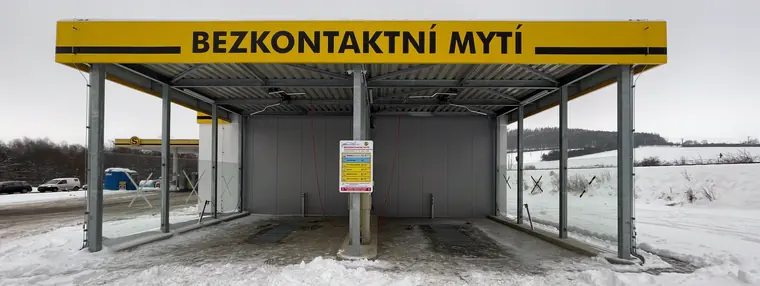 Zastřešená samoobslužná myčka s&nbsp;nápisem Bezkontaktní mytí a&nbsp;dvěma mycími stáními v&nbsp;zimě na sněhu