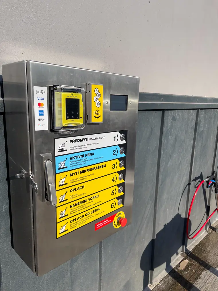 Nerezový nástěnný ovládací panel samoobslužného boxu s platebním terminálem pro karty, mincovníkem na 5–50 Kč a tlačítky programů