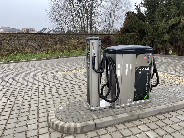 Samoobslužný vysavač a sloup na dofukování pneumatik AD Produzione u parkoviště