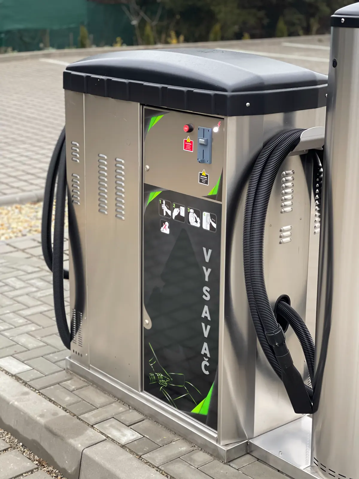 Nerezový samoobslužný vysavač AD Produzione se sacími hadicemi a nápisem Vysavač