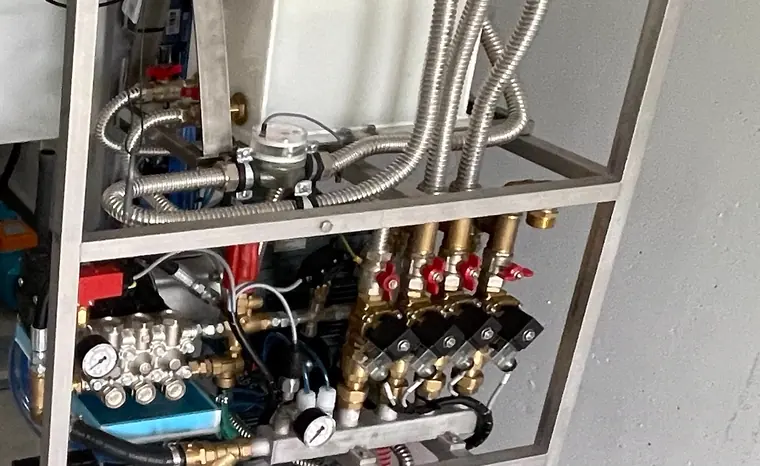 Technologie samoobslužného boxu: vysokotlaké čerpadlo s&nbsp;manometrem, mosazné elektromagnetické ventily a&nbsp;nerezové rozvody